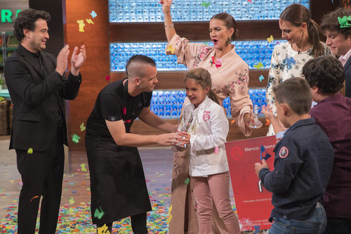 Dabiz Muñóz le entrega el premio a Esther, la ganadora de 'MasterChef Junior 5'