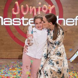 Eva González y Esther en la final de 'MasterChef Junior 5'