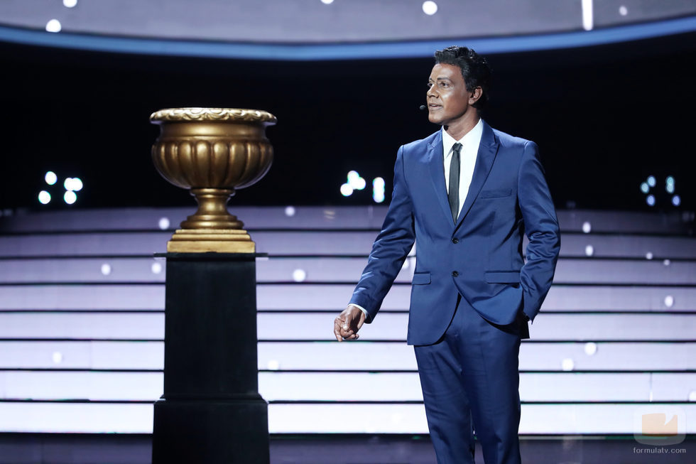 Miquel Fernández interpreta a Nat King Cole y su "When I fall in love" en la gala 13 de 'Tu cara me suena