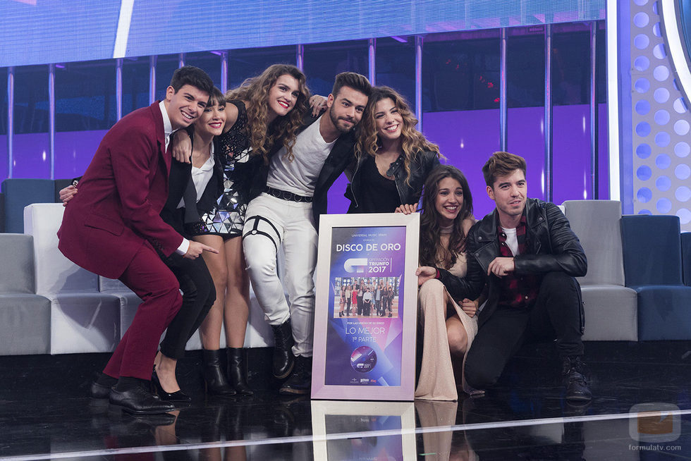 Los concursantes posan con el Disco de Oro en la Gala 11 de 'OT 2017'