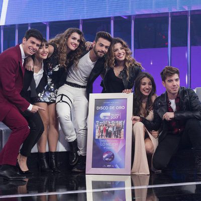 Los concursantes posan con el Disco de Oro en la Gala 11 de 'OT 2017'