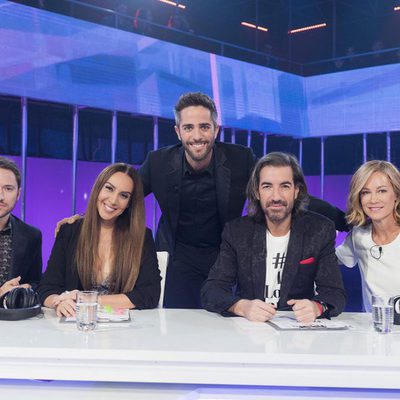 Roberto Leal posa con los miembros del jurado en la Gala 11 de 'OT 2017'
