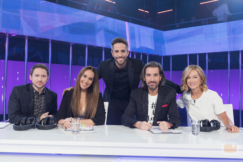Roberto Leal posa con los miembros del jurado en la Gala 11 de 'OT 2017'