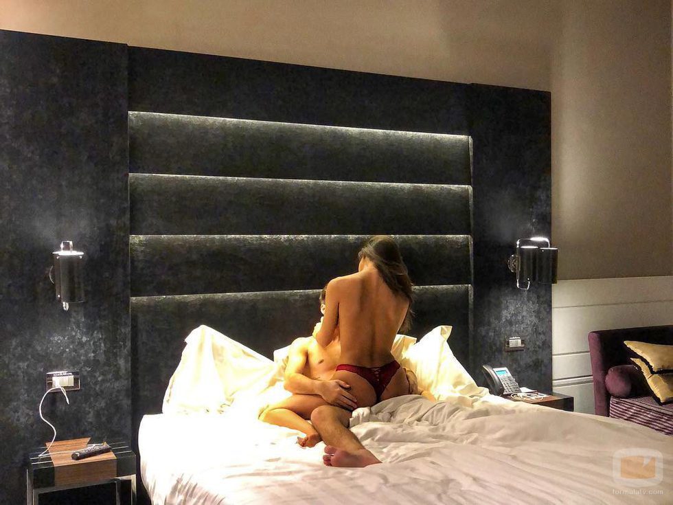 Sofía Suescun y Alejandro Albalá, desnudos sobre la cama