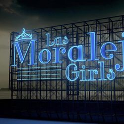 Cartel de las "Moraleja Girls" en 'Los reyes del barrio'