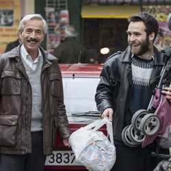 Antonio y Carlos sonríen en la temporada 19 de 'Cuéntame cómo pasó'