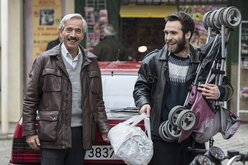 Antonio y Carlos sonríen en la temporada 19 de 'Cuéntame cómo pasó'