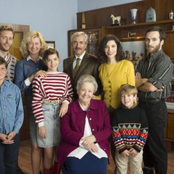 Los Alcántara posan en una foto familiar en la temporada 19 de 'Cuéntame cómo pasó'