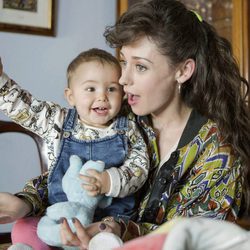 Karina juega con su hija en la temporada 19 de 'Cuéntame cómo pasó'