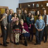 Toda la familia Alcántara posa sonriente en la temporada 19 de 'Cuéntame cómo pasó'