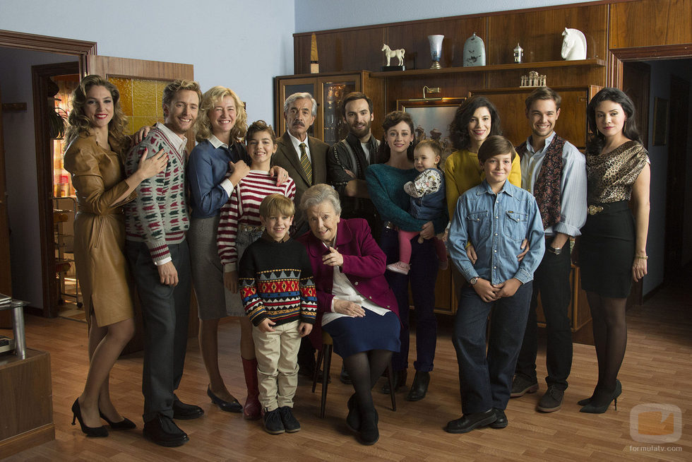 Toda la familia Alcántara posa sonriente en la temporada 19 de 'Cuéntame cómo pasó'
