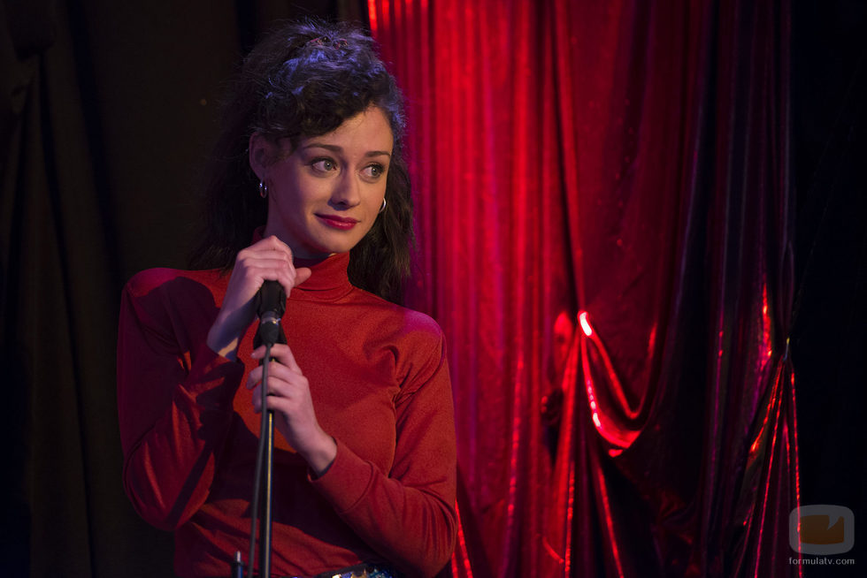 Karina canta en el karaoke en el primer capítulo de la temporada 19 de 'Cuéntame cómo pasó'