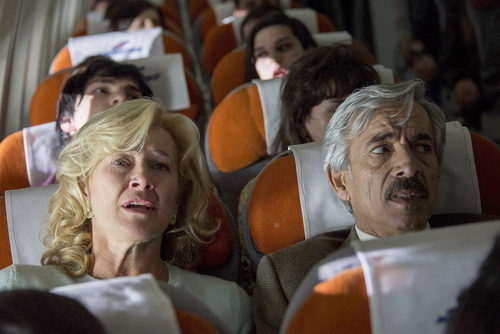 Mercedes y Antonio se asustan en su vuelo a Londres en el primer capítulo de la temporada 19 de 'Cuéntame cómo pasó'