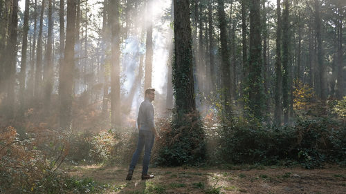 Miguel Ángel Muñoz en un bosque en 'Presunto culpable'