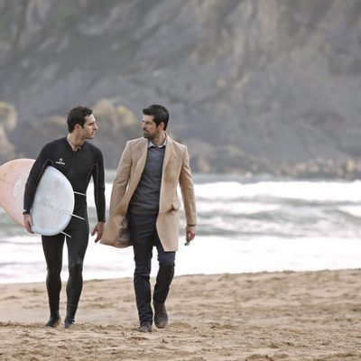 Miguel Ángel Muñoz y Kiko Rossi en la playa con un surfista en 'Presunto culpable'