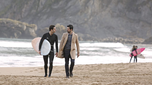 Miguel Ángel Muñoz y Kiko Rossi en la playa con un surfista en 'Presunto culpable'