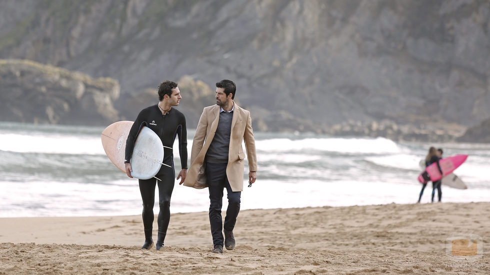 Miguel Ángel Muñoz y Kiko Rossi en la playa con un surfista en 'Presunto culpable'