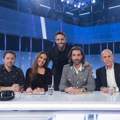 Roberto Leal posa con los miembros del jurado en la Gala 12 de 'OT 2017'