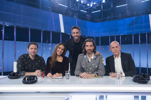 Roberto Leal posa con los miembros del jurado en la Gala 12 de 'OT 2017'