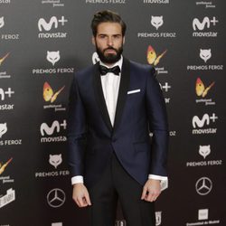 Álex Barahona posa en la alfombra roja de los Premios Feroz 2018