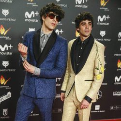 Javier Calvo y Javier Ambrossi posan en la alfombra roja de los Premios Feroz 2018