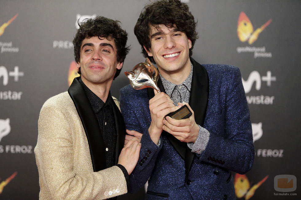 Los Javis posan con su galardón en Premios Feroz 2018