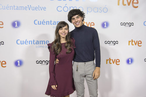 Paula Gallego y Óscar Casas en el preestreno de la temporada 19 de 'Cuéntame cómo pasó'