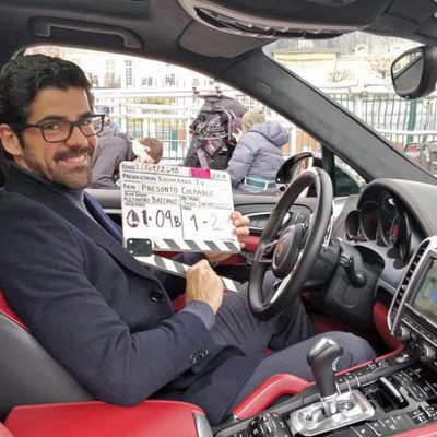 Miguel Ángel Muñoz posa con la claqueta del episodio de 'Presunto Culpable'