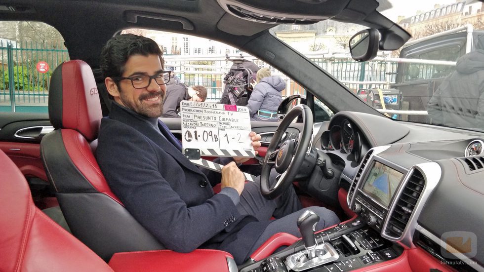 Miguel Ángel Muñoz posa con la claqueta del episodio de 'Presunto Culpable'