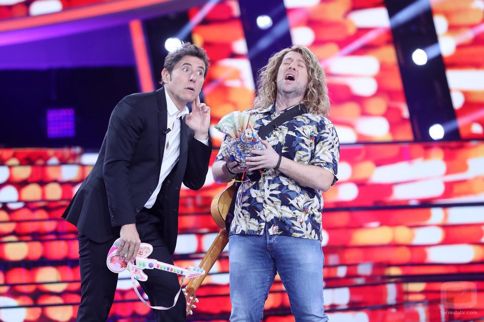 Carlos Latre junto a Manel Fuentes en la Gala de Eurovisión de 'Tu cara me suena'