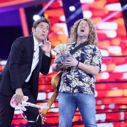 Carlos Latre junto a Manel Fuentes en la Gala de Eurovisión de 'Tu cara me suena'