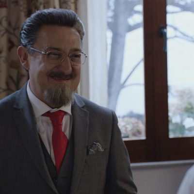 Don Benito Benjumea sonriente en la cuarta temporada de 'Allí abajo'
