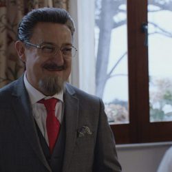  Don Benito Benjumea sonriente en la cuarta temporada de 'Allí abajo'