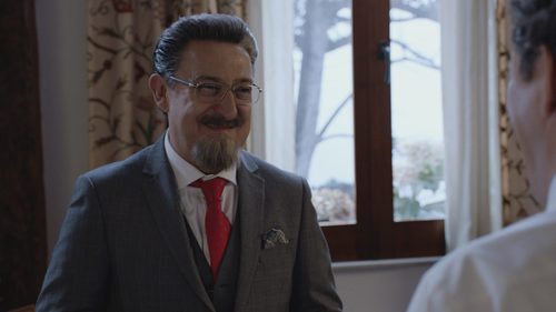  Don Benito Benjumea sonriente en la cuarta temporada de 'Allí abajo'