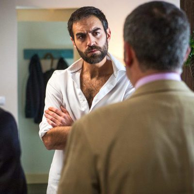 Jon Plazaola delante de la cuadrilla en la cuarta temporada de 'Allí abajo'