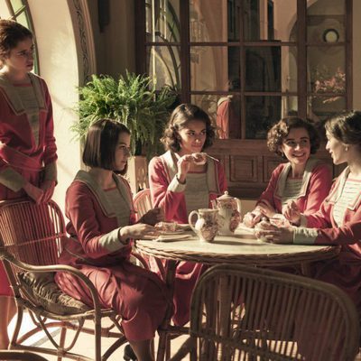 Las alumnas de la academia para señoritas de 'La otra mirada' toman un té
