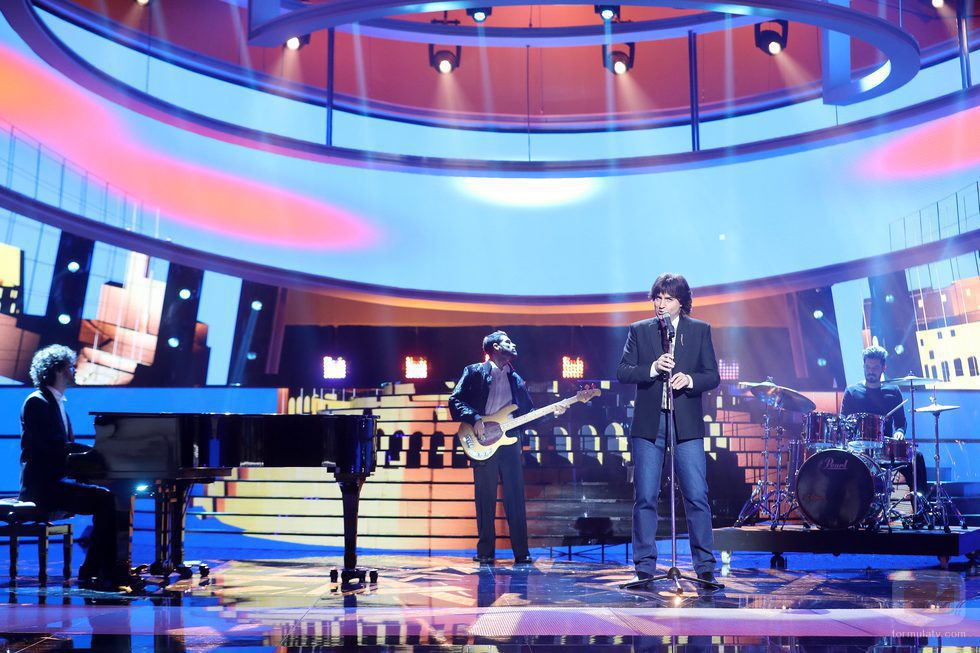 Raúl Pérez canta "Bailar Pegados" de Sergio Dalma en la gala de Eurovisión de 'Tu cara me suena'