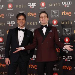 Joaquín Reyes y Ernesto Sevilla posan en la alfombra roja de los Premios Goya 2018