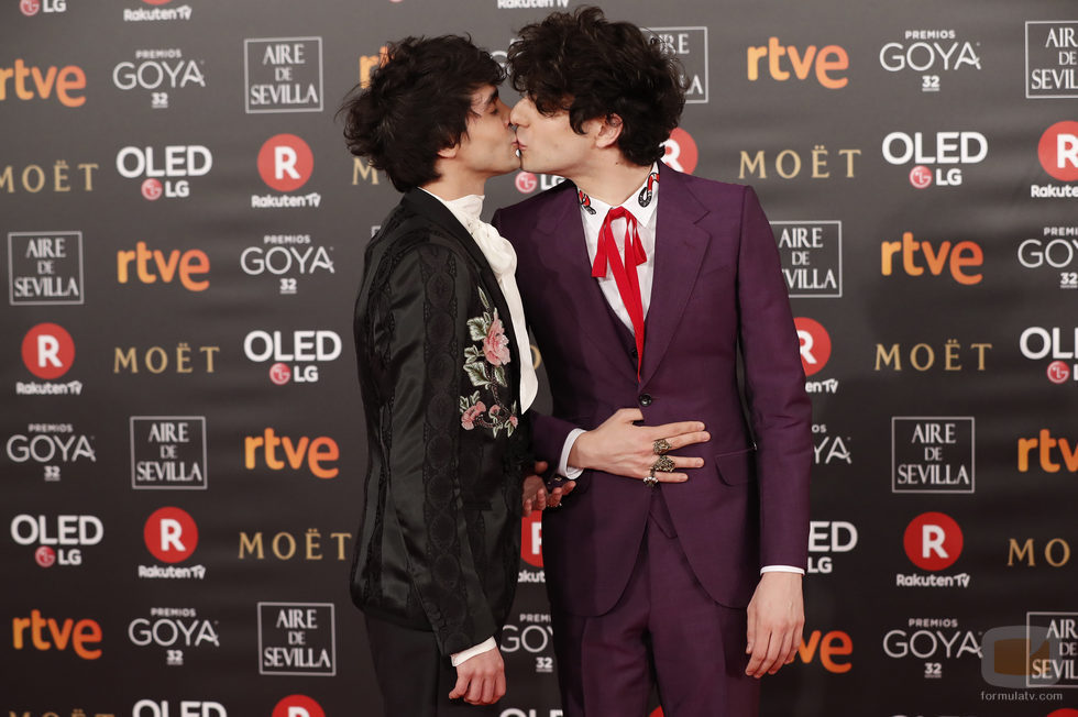 Los Javis se besan en los Premios Goya 2018
