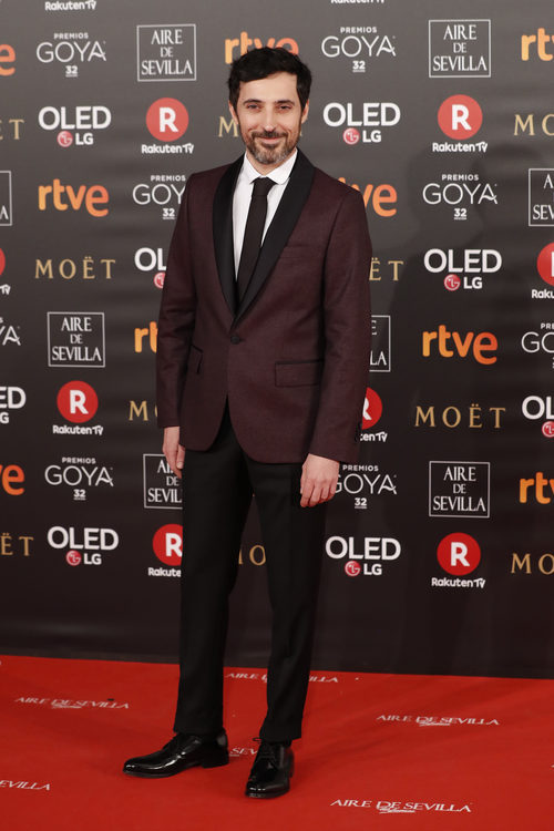 El actor Andrés Gertrúdix posa en la alfombra roja de los Goya 2018