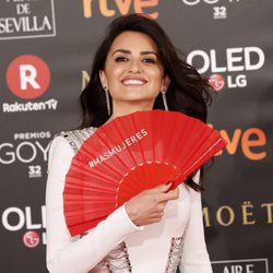 Penélope Cruz posa con el abanico del movimiento Más Mujeres en la alfombra roja de los Premios Goya 2018