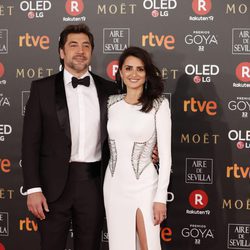 Penélope Cruz y Javier Bardem posan juntos en la alfombra roja de los Premios Goya 2018