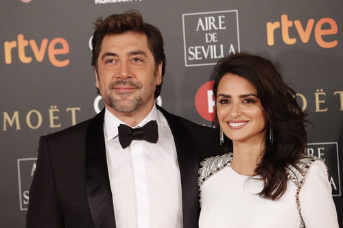 Javier Bardem y Penélope Cruz posan en la alfombra roja de los Premios Goya 2018