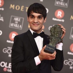 Eneko Sagardoy posa con el premio a Mejor Actor Revelación en los Goya 2018