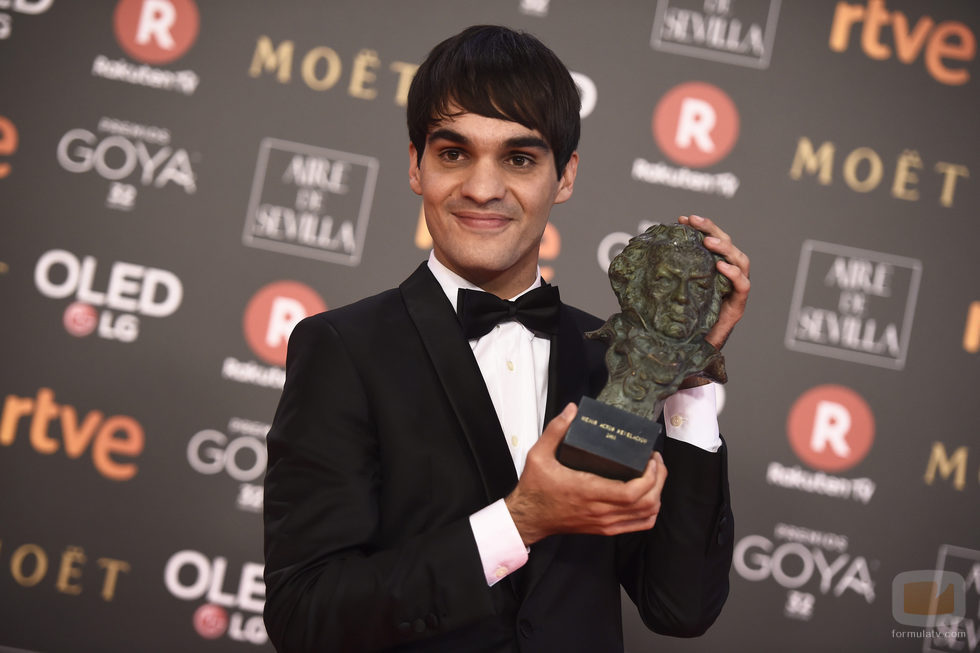 Eneko Sagardoy posa con el premio a Mejor Actor Revelación en los Goya 2018