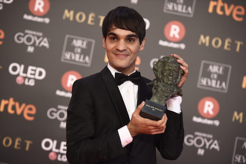 Eneko Sagardoy posa con el premio a Mejor Actor Revelación en los Goya 2018