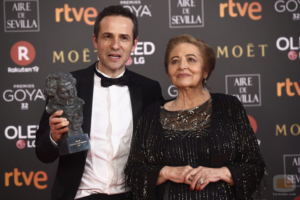 Gustavo Salmerón posa con el premio a Mejor Película Documental en los Goya 2018