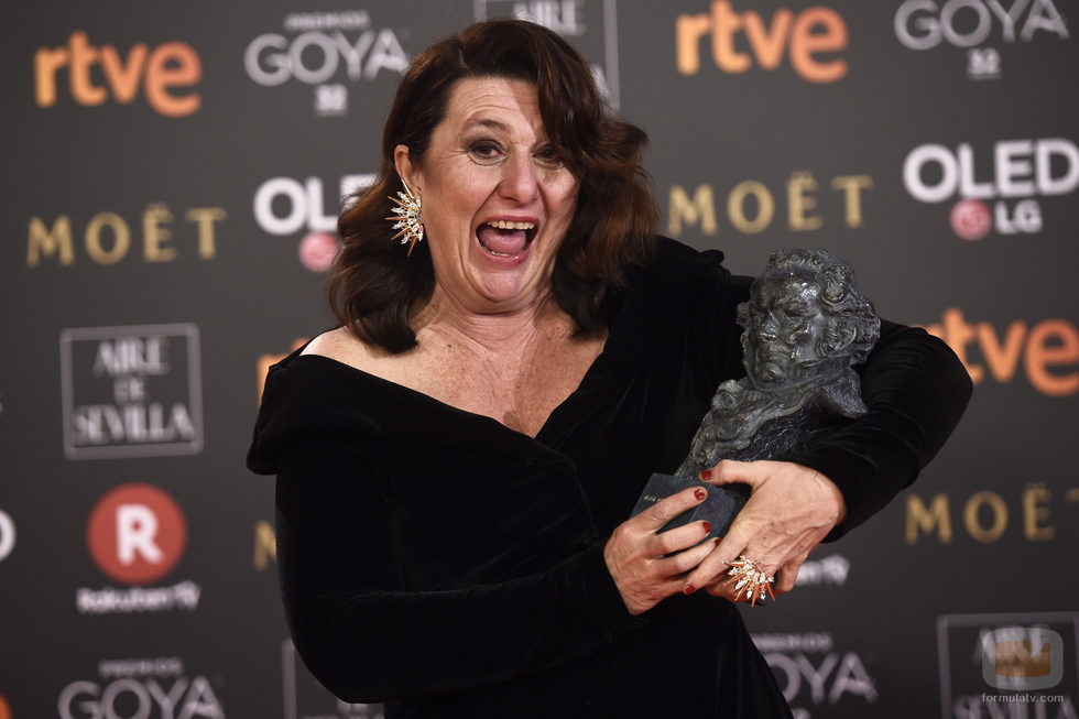 Adelfa Calvo posa con el premio a Mejor Actriz de Reparto en los Goya 2018