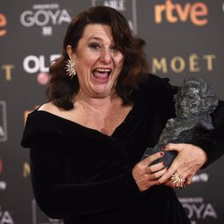 Adelfa Calvo posa con el premio a Mejor Actriz de Reparto en los Goya 2018