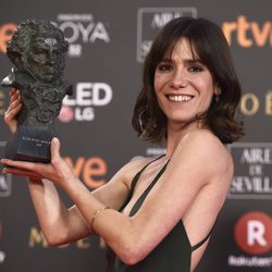 Bruna Cusi posa con el premio a Mejor Actriz Revelación en los Goya 2018